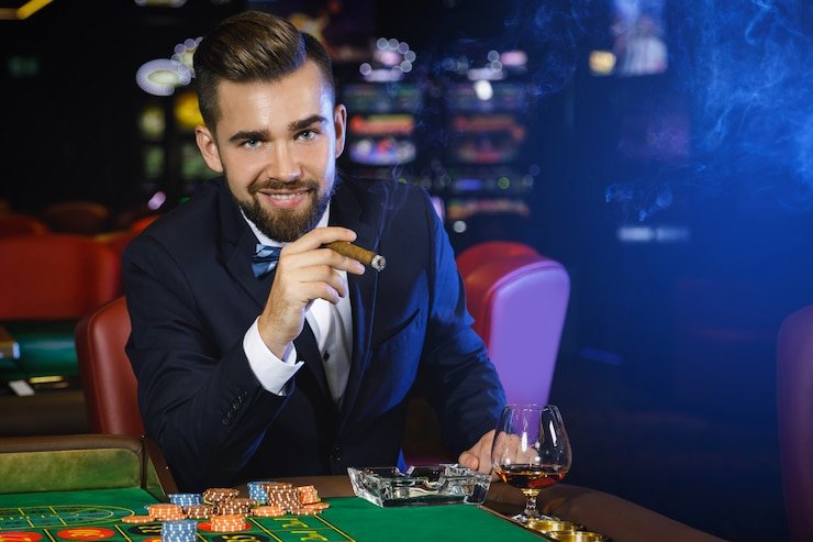 Pengguna membaca awsbet melalui ponsel